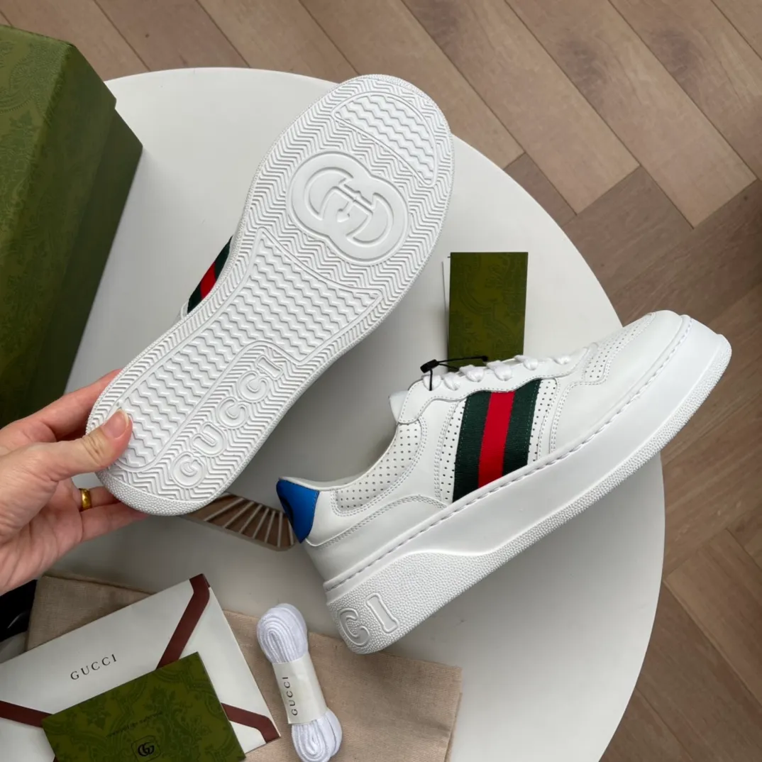G Home 🆕New webbing sneakers✔️The brand’s classic webbing element is inspired by Gucci’s equestrian origins. Each season, it is reinterpreted through a variety of new and unique designs and styles. It appears on this leather sneaker with red and blue details, interpreting the brand's design concept of integrating sports and leisure. The thick-soled design gives the sneakers a retro feel~ Size: 35-40 (women) 38-45 (men) P hot style Color: white leather, black leather, brown leather, white webbing